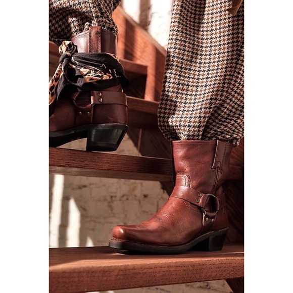 Frye Harness 8R White Distressed Cowboy Calf Boots - Picture 6 of 16